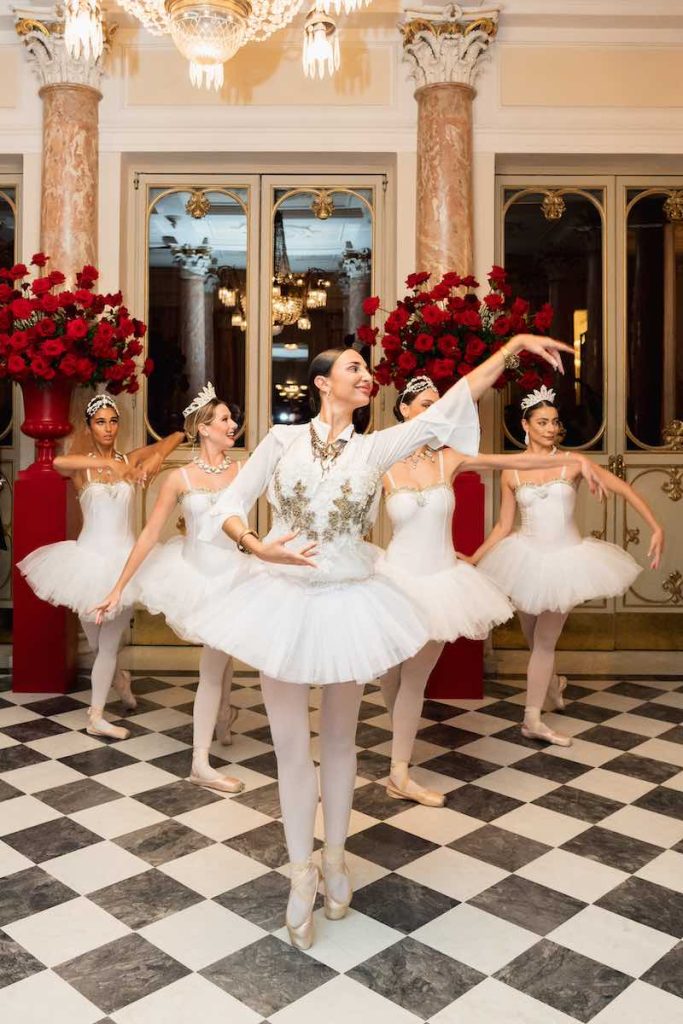 In questa foto cinque ballerine classiche che danzano per un matrimonio allestito in un teatro da Corsini.Events