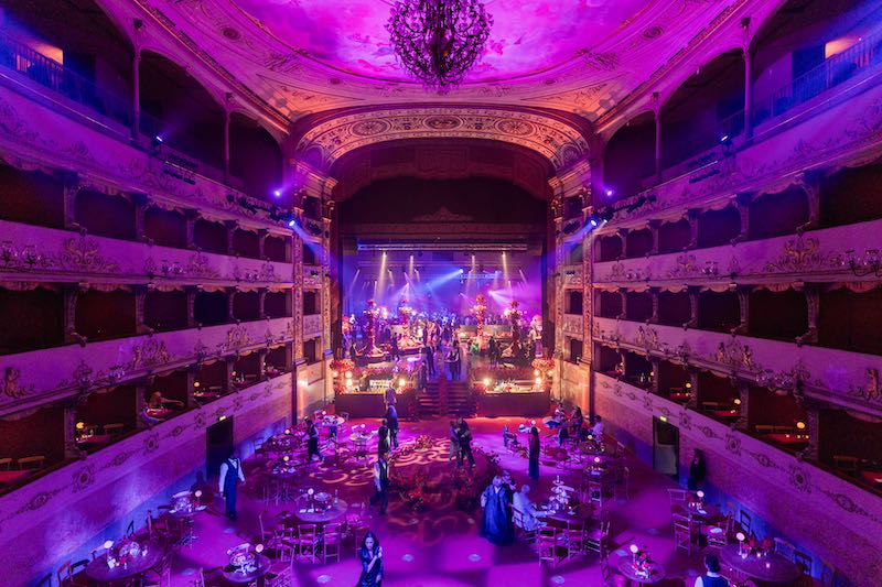 In questa foto un dettaglio di mise en place di uno dei matrimoni invernali di Corsini.Events allestito con i toni del rosso, dell'oro e del viola in un grande teatro