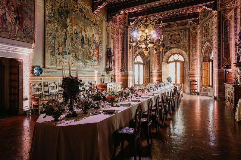 In questa foto un lungo tavolo imperiale allestito per uno dei matrimoni invernali di Corsini.Events in un antico palazzo nobiliare