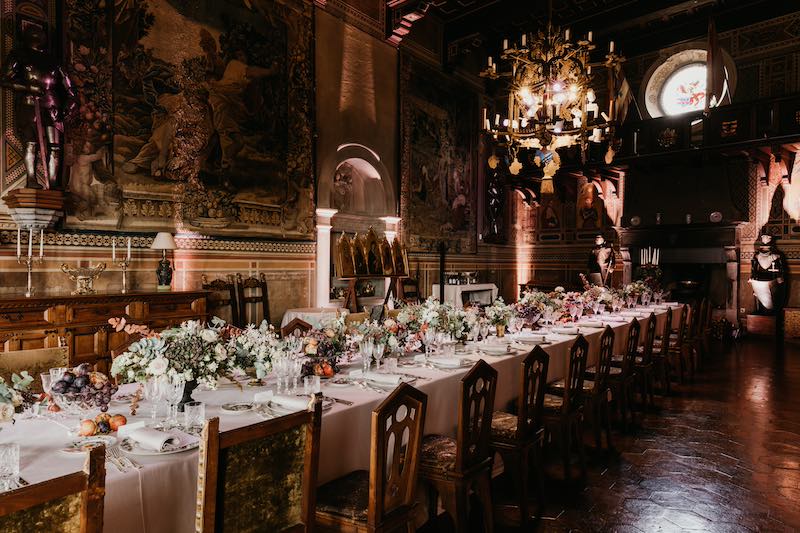 In questa foto un lungo tavolo imperiale allestito per uno dei matrimoni invernali di Corsini.Events in un antico palazzo nobiliare