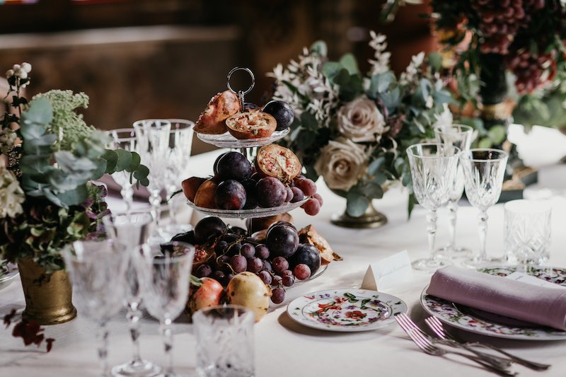 In questa foto un dettaglio di mise en place di uno dei matrimoni invernali di Corsini.Events allestito con frutta e fiori di stagione e porcellane en pendant