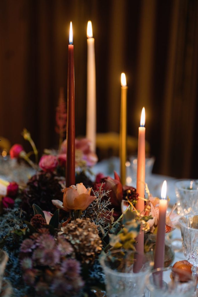 In questa foto un dettaglio di mise en place di uno dei matrimoni invernali di Corsini.Events allestito con frutta e fiori di stagione e candele en pendant