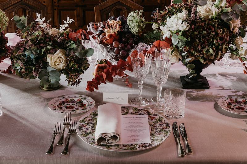 In questa foto un dettaglio di mise en place di uno dei matrimoni invernali di Corsini.Events allestito con frutta e fiori di stagione e porcellane en pendant