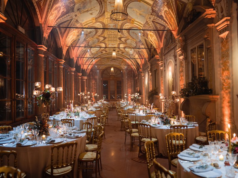 In questa foto la galleria di Villa Corsini allestita per uno dei matrimoni invernali di Corsini.Events