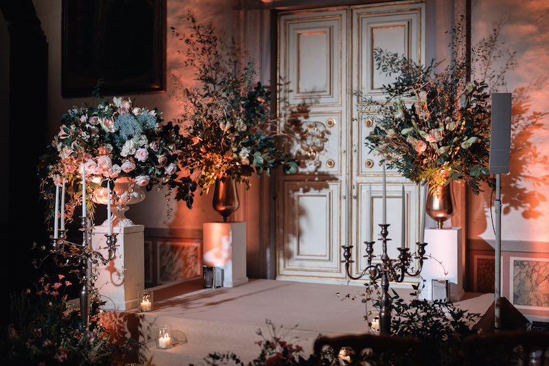 In questa foto un allestimento floreale realizzato a Villa Corsini per un matrimonio invernale