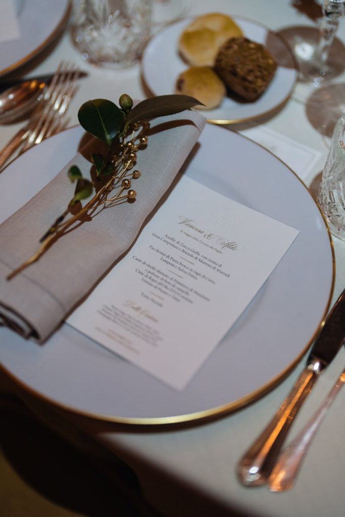 In questa foto il dettaglio di una mise en place allestita a Villa Corsini per un matrimonio invernale con candele e rami di pino