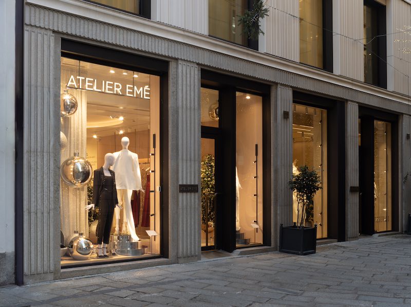 In questa foto, le vetrine della nuova boutique di Atelier Emé in via della Spiga a Milano