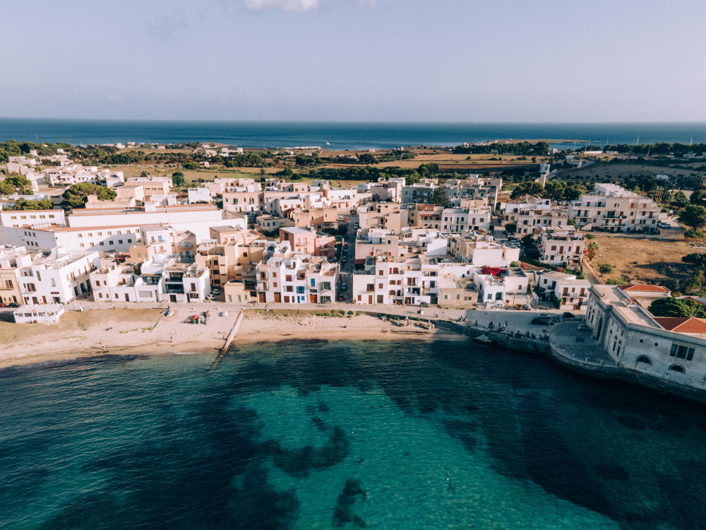 In questa foto una veduta aerea di Favignana, l'isola delle Egadi a poca distanza da Trapani