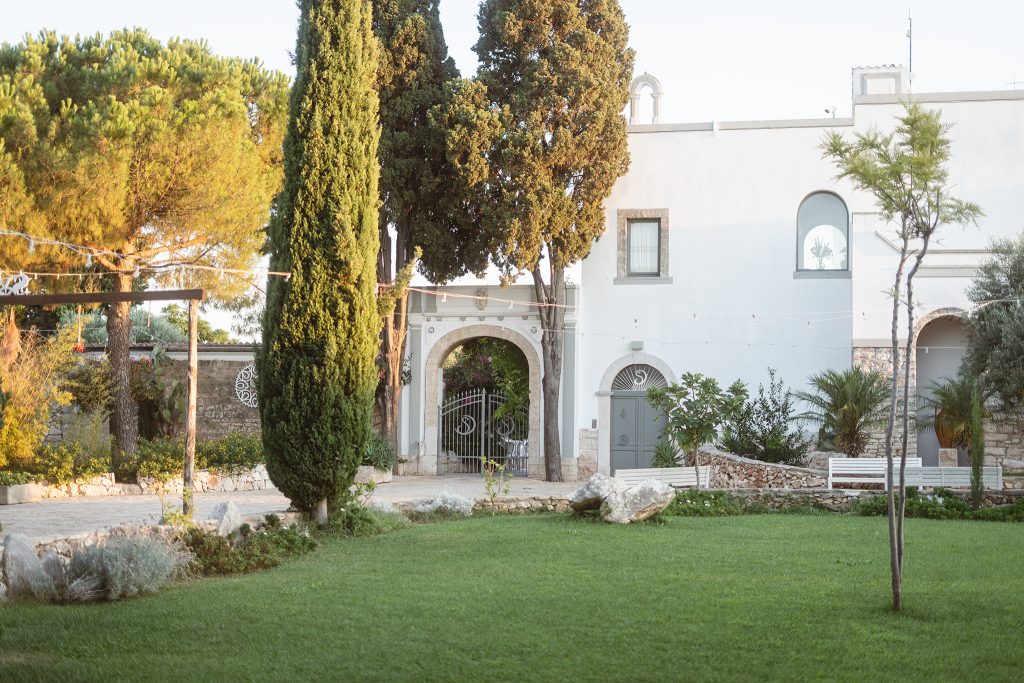 In questa foto la location di matrimoni in puglia masseria sanrà