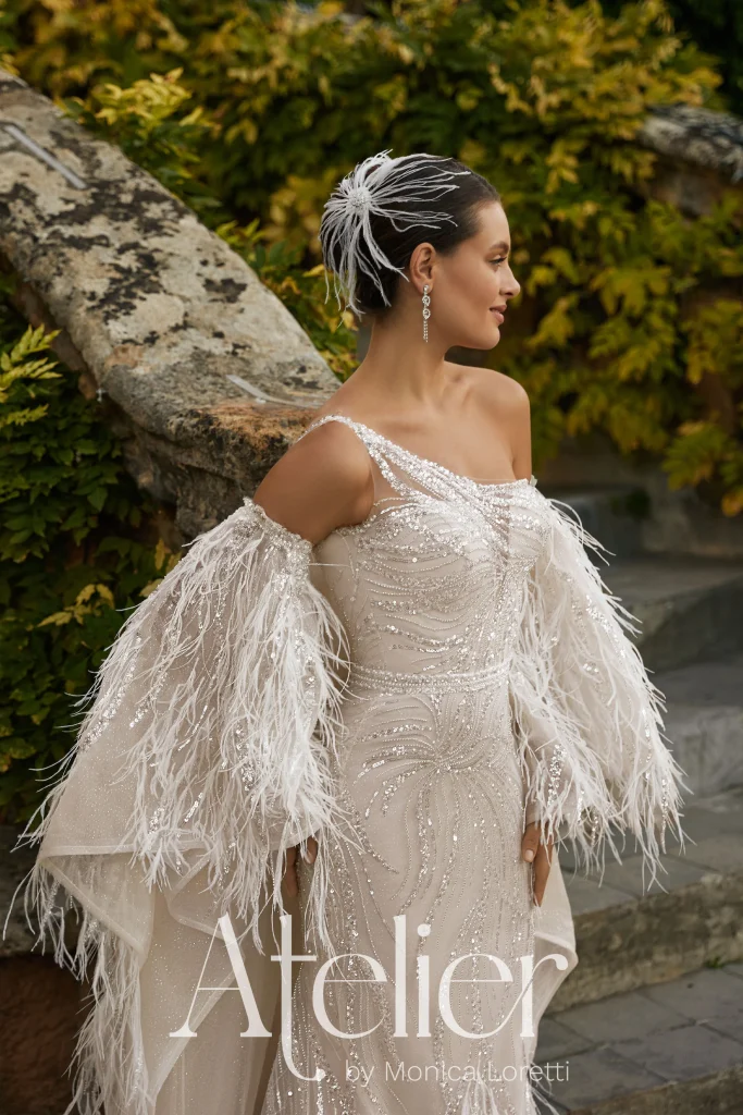 In questa foto la modella indossa un accessorio sposa 2025 monica loretti