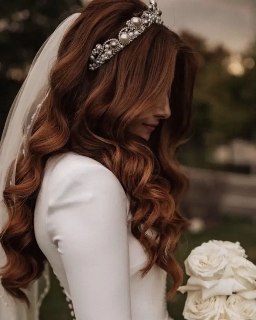 In questa foto la modella indossa un accessorio sposa 2025 il cerchietto