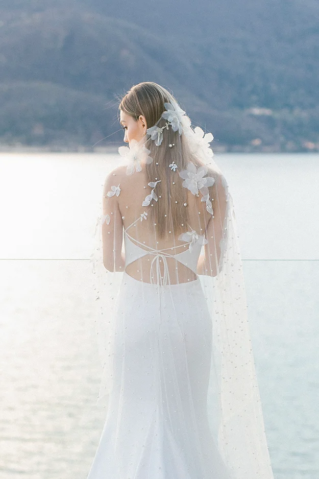 In questa foto la modella indossa un accessorio sposa 2025 il velo