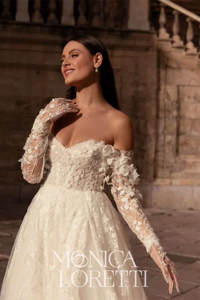 In questa foto la modella indossa un accessorio sposa 2025 monica loretti