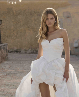 Abiti da sposa corti 2025, lunghezza mini e stile audace