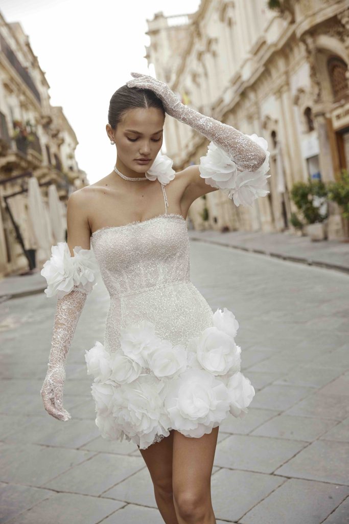 In questa immagine un modello con dettagli floreali in 3D nella gonna di Ricca Sposa. 