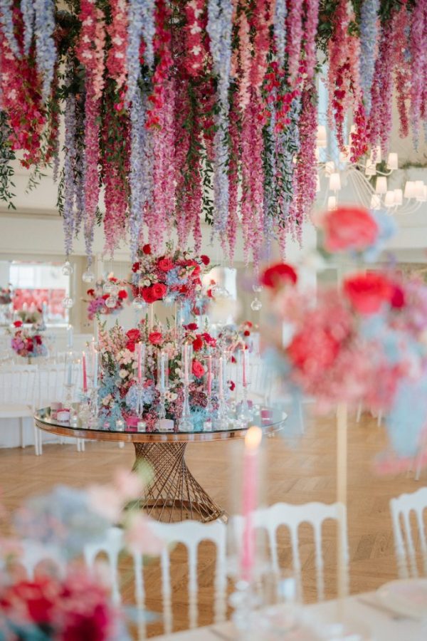 In questa foto un allestimento matrimonio 2025 a tema color pop