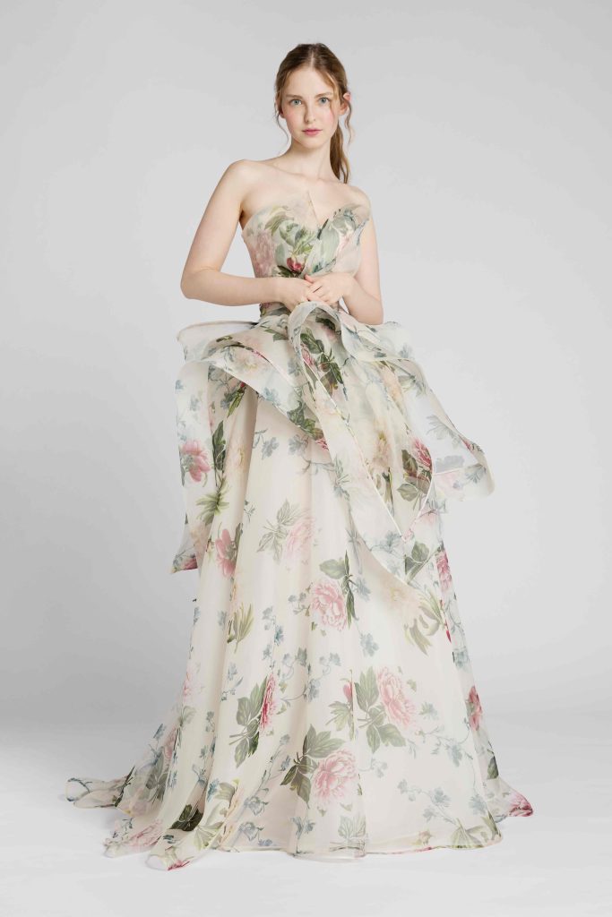 In questa immagine un abito da sposa colorato 2025 con il pattern floreale di Antonio Riva.