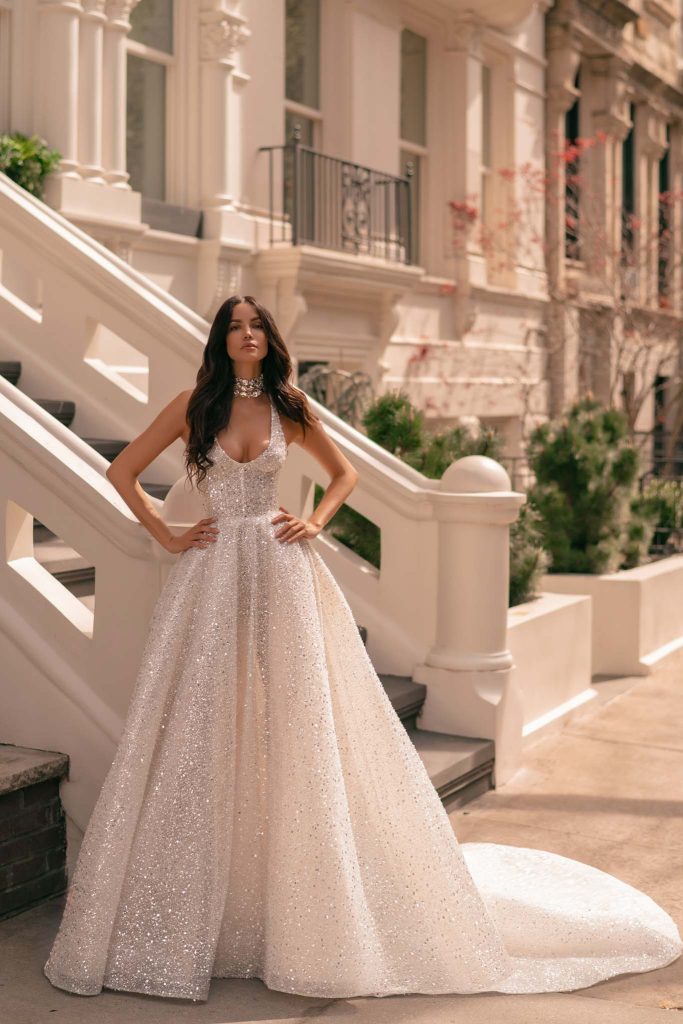 In questa immagine un abito da sposa nelle tonalità metaliche del silver di Berta. 