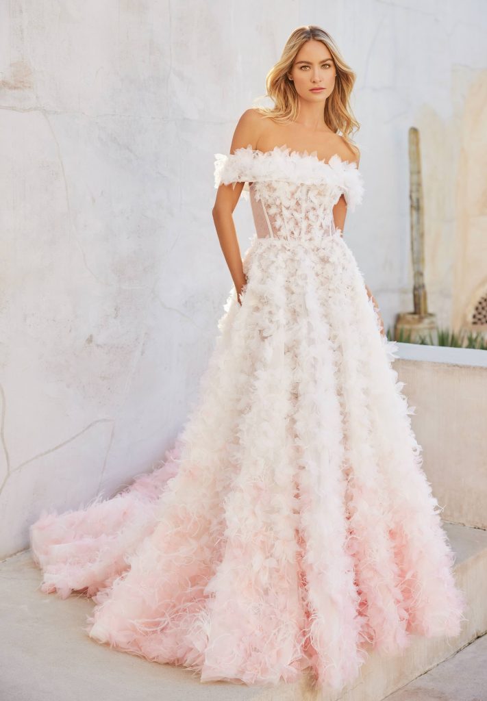 In questa immagine un modello di Idan Atelier di abito da sposa colorato 2025 con gonna che sfuma nella tonalità del rosa. 