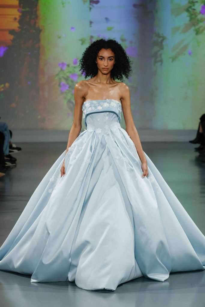 In questa immagine un modello di Ines Di Santo di abito da sposa colorato 2025 nella tonalità dell'azzurro. 