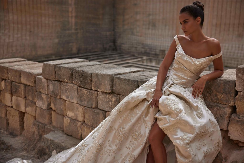 In questa immagine un abito da sposa nella tonalità champagne di Milla Nova. 