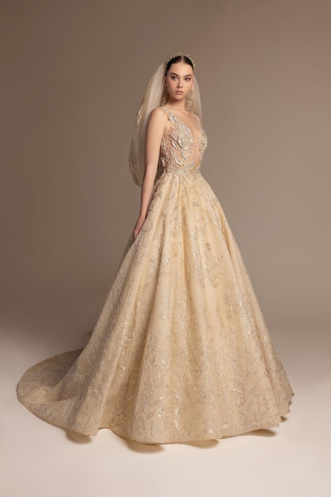 In questa immagine un modello di Tony Ward di abito da sposa colorato 2025 nella tonalità dello champagne. 