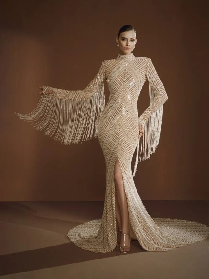 In questa immagine un abito da sposa nelle tonalità metaliche di Elisabetta Franchi for Pronovias.