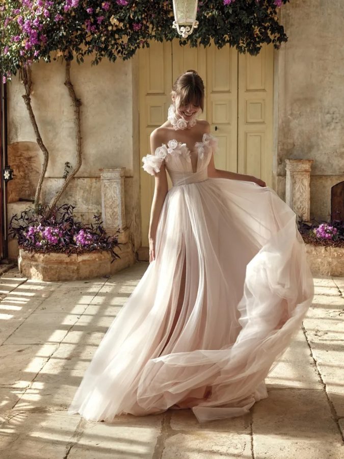 In questa immagine un abito da sposa rosa cipria di Nicole Couture.