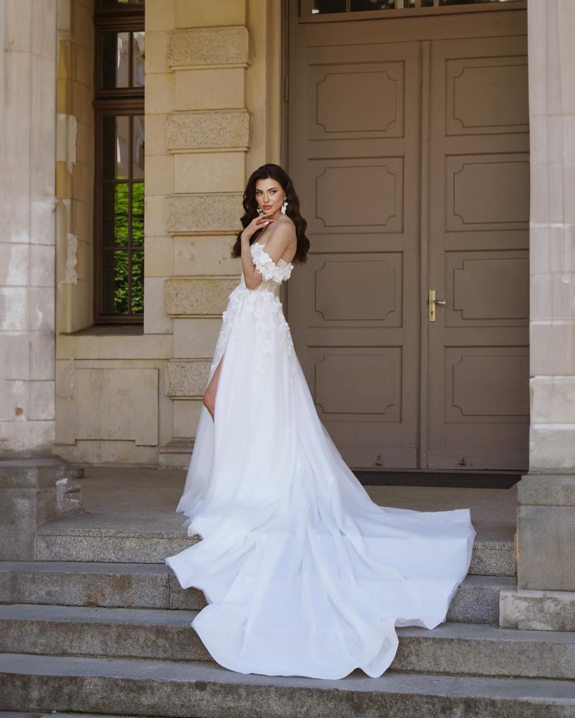 In questa foto la modella indossa un abito con spacco 2025 annais bridal