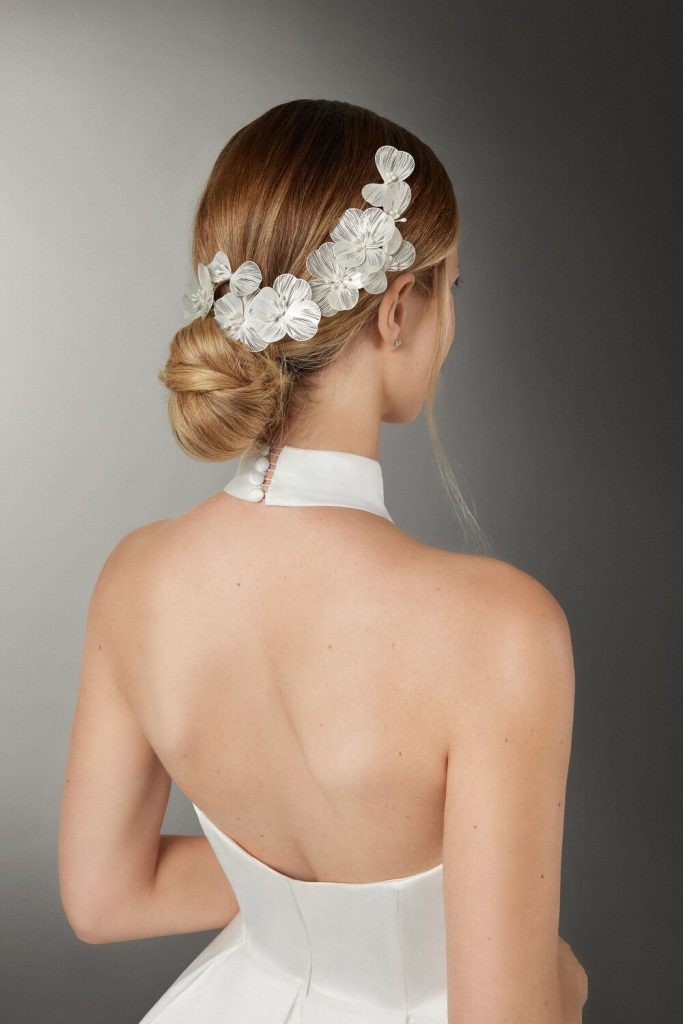 In questa foto la modella indossa un accessorio sposa 2025 atelier emé