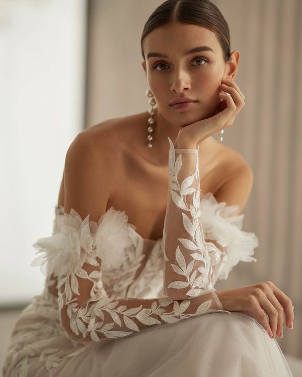 In questa foto la modella indossa un accessorio sposa 2025 rosa clarà