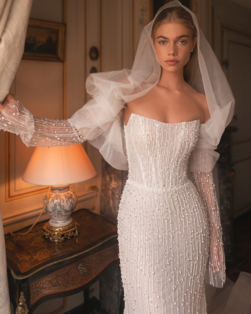 In questa foto la modella indossa un accessorio sposa 2025katy corso