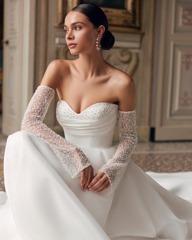 In questa foto la modella indossa un accessorio sposa 2025 katy corso