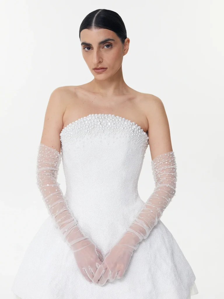 In questa foto la modella indossa un accessorio sposa 2025 clio peppiatt