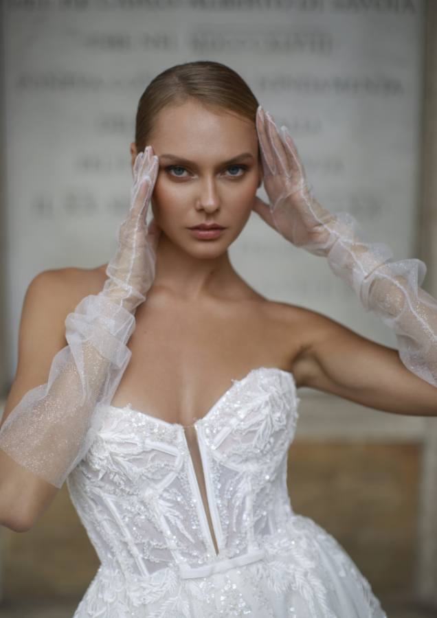 In questa foto la modella indossa un accessorio sposa 2025 yedyna