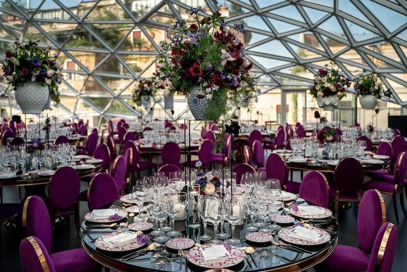 In questa foto un allestimento per matrimonio di inverno nei toni del viola e del bordeaux firmato da Roberta Torresan 