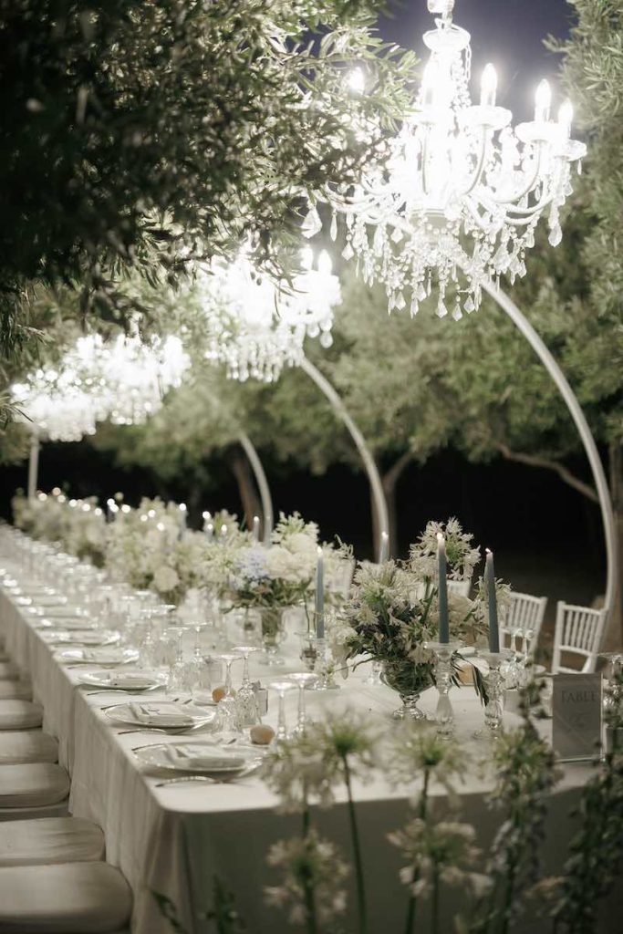 In questa foto un allestimento per matrimonio di inverno total white  firmato da All About Mariage