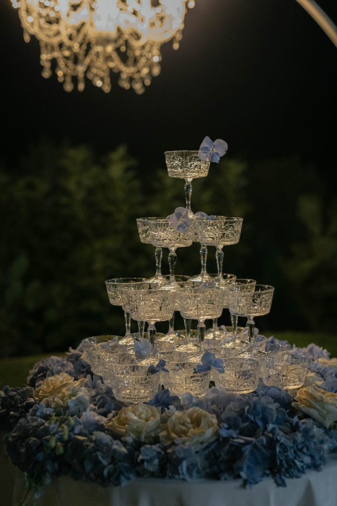 In questa foto una Champagne Tower per matrimonio di inverno firmato da All About Mariage