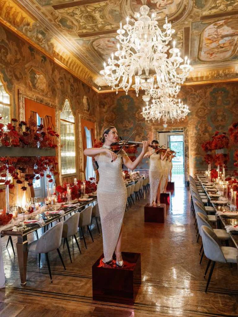 In questa foto quattro violiniste sue cubi di velluto per l'intrattenimento musicale di un matrimonio invernale di Cinzia Beretta