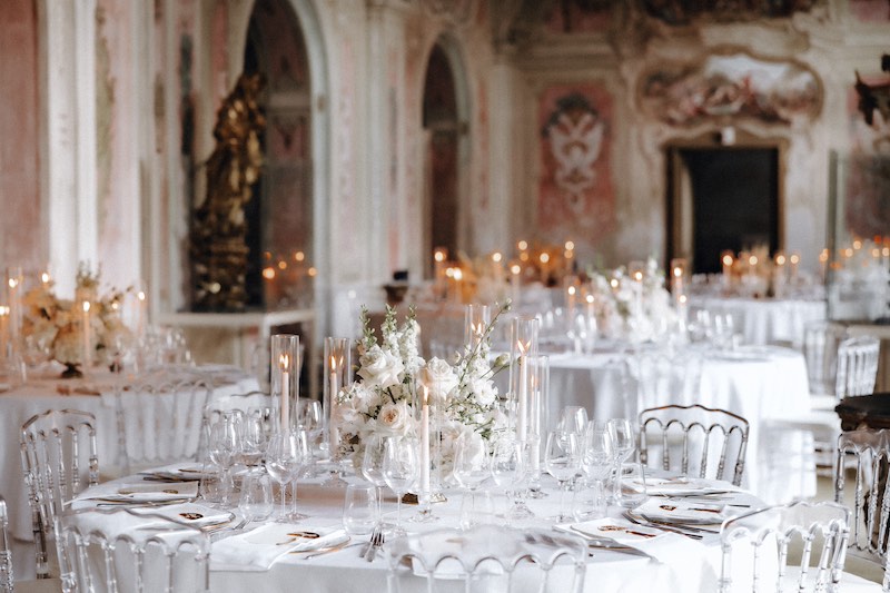 In questa foto un allestimento per matrimonio di inverno total white  firmato dalla Wedding Planner Carola Biasetti