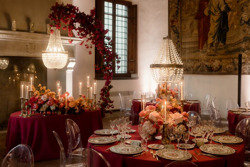 In questa foto un allestimento per matrimonio di inverno nei toni del bianco, dell'oro e del rosso firmato dalla Wedding Planner Marilena Zambelli