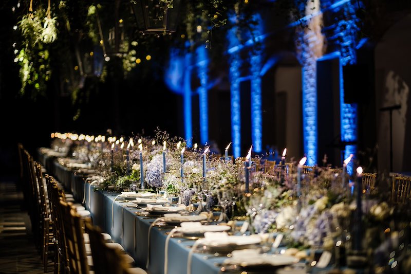 In questa foto un allestimento per matrimonio di inverno di una tavola nei toni del bianco e del blu firmato da Paola Motta 