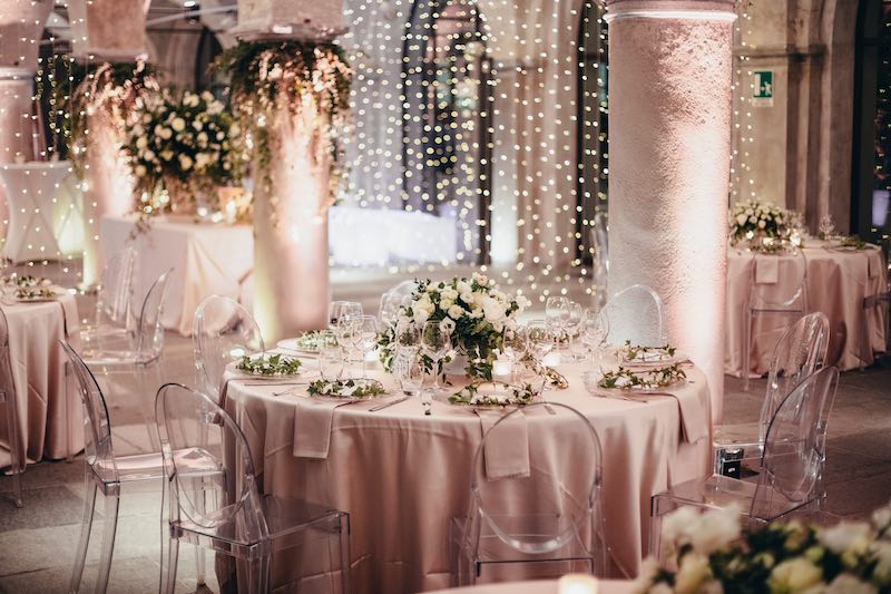 In questa foto una mise en place per matrimonio di inverno firmata da Brodo di Giuggiole