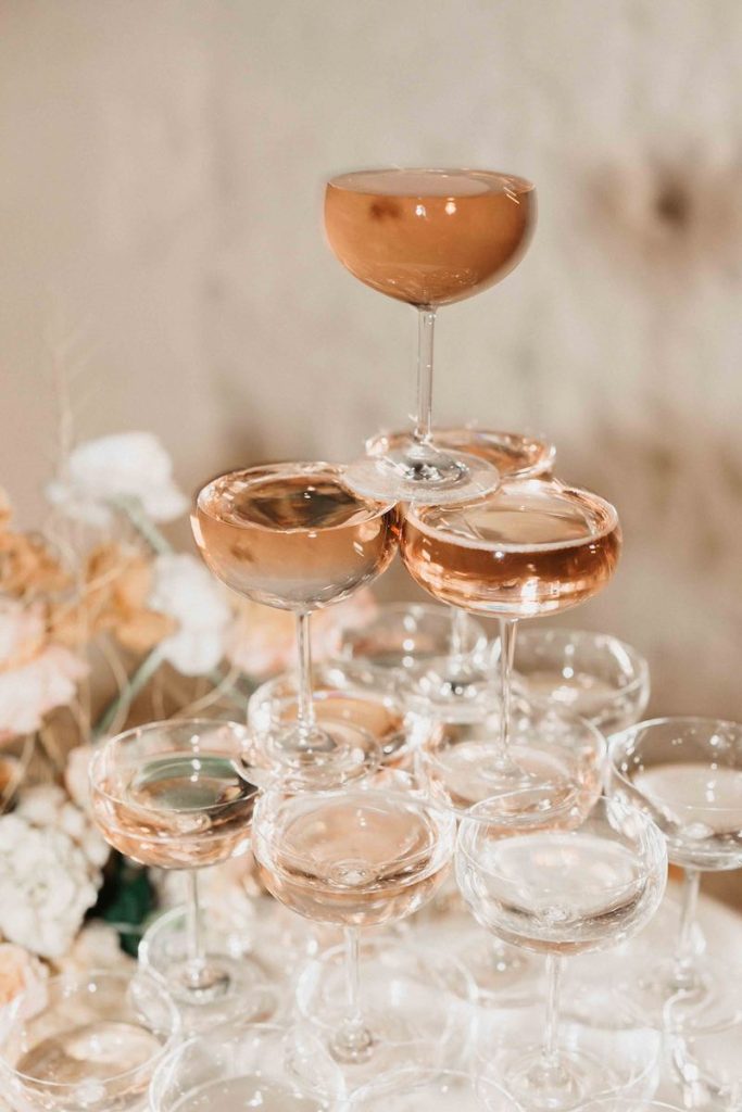 In questa foto una Champagne Tower per matrimonio di inverno firmato da Carlotta Cioffi