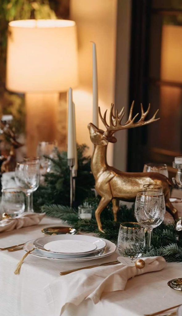 In questa foto un allestimento per matrimonio di inverno di una tavola nei toni del bianco, del verde firmato e dell'oro firmato da Brod di Giuggiole