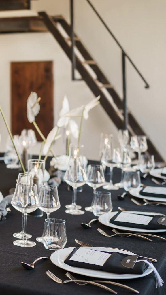 In questa foto un allestimento per matrimonio di inverno di una tavola  nei toni del bianco e del nero firmato da Francesco Mencucci