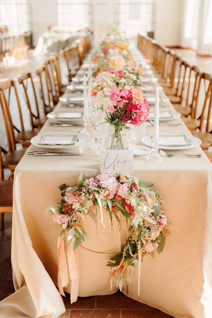 In questa foto un allestimento per matrimonio di inverno di una tavola firmato da OttoQuattro Eventi