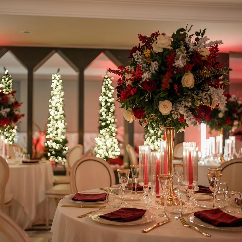 In questa foto un allestimento per matrimonio di inverno nei toni del bianco, dell'oro e del rosso firmato da Stefano Miranda