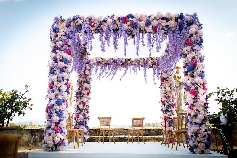 In questa foto, un gazebo di fiori nelle tonalità del lilla e del rosa per una cerimonia civile 