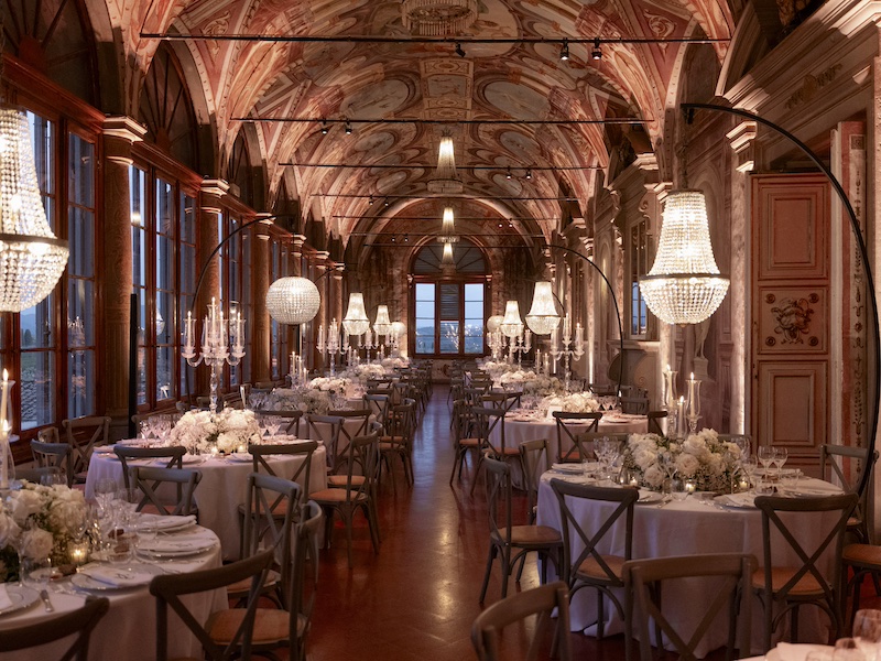 In questa foto, la galleria di Villa Corsini a Mezzomonte allestita per un matrimonio